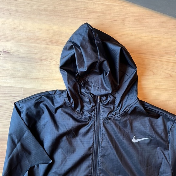 Nike running essential jacket. Size L. Black. New! - Picture 2 of 6